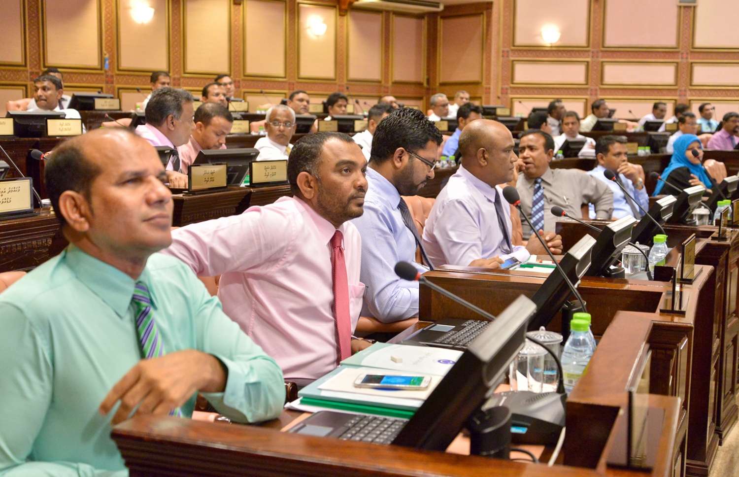 ރައްޔިތުންގެ މަޖިލީހުގެ ޖަލްސާއެއްގައި ބައެއް މެމްބަރުން ބައިވެރިވެވަޑައިގަންނަވަނީ