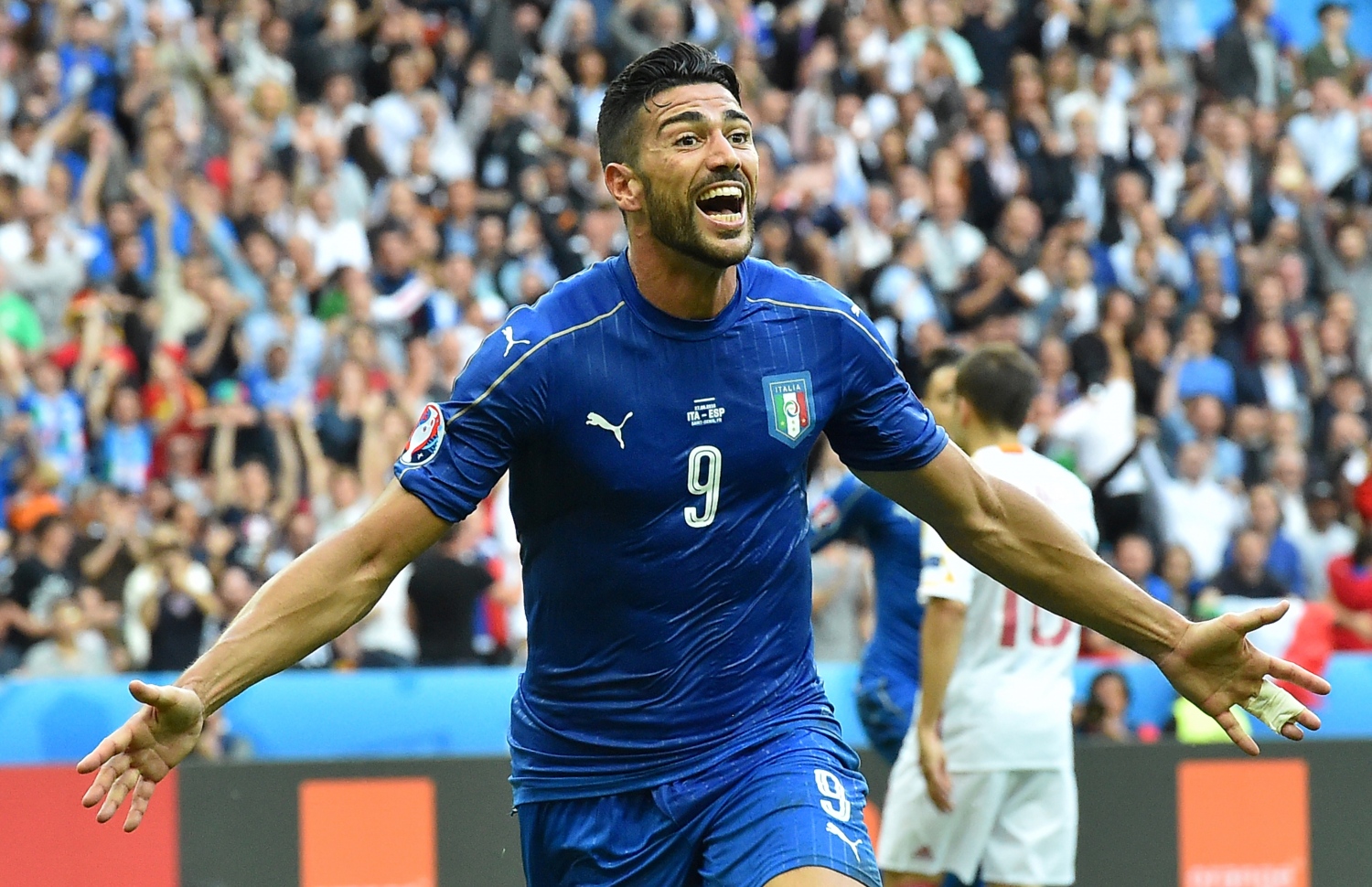 އިޓަލީގެ ފޯވާޑް ޕެލާ ލަނޑު ޖެހުމަށް ފަހު އުފާފާޅުކުރަނީ. --ފޮޓޯ: އޭއެފްޕީ