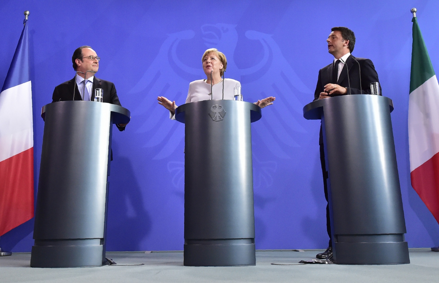 (ވ-ކ) ފްރާނާސްގެ ރައީސް ފްރާންސުއާ އޮލެންޑާ، ޖަރުމަނުގެ ޗާންސެލާ އެންޖެލާ މާކެލް އަދި އިޓަލީގެ ބޮޑު ވަޒީރު މަޓިއޯ ރެންޒީ ބާލިންގައި ނޫސްވެރިންނާ ވާހަކަ ދައްކަވަނީ. --ފޮޓޯ:އޭއެފްޕީ