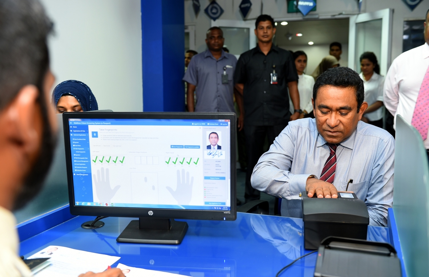 ރައީސް ޔާމީނަށް އާ ޕާސްޕޯޓު ދޫކުރަނީ: މި ޕާސްޕޯޓު ހަދަނީ ޖަރުމަނު ސިސްޓަމް ބޭނުންކޮށްގެން.-- ފައިލް ފޮޓޯ: ރައީސް އޮފީސް