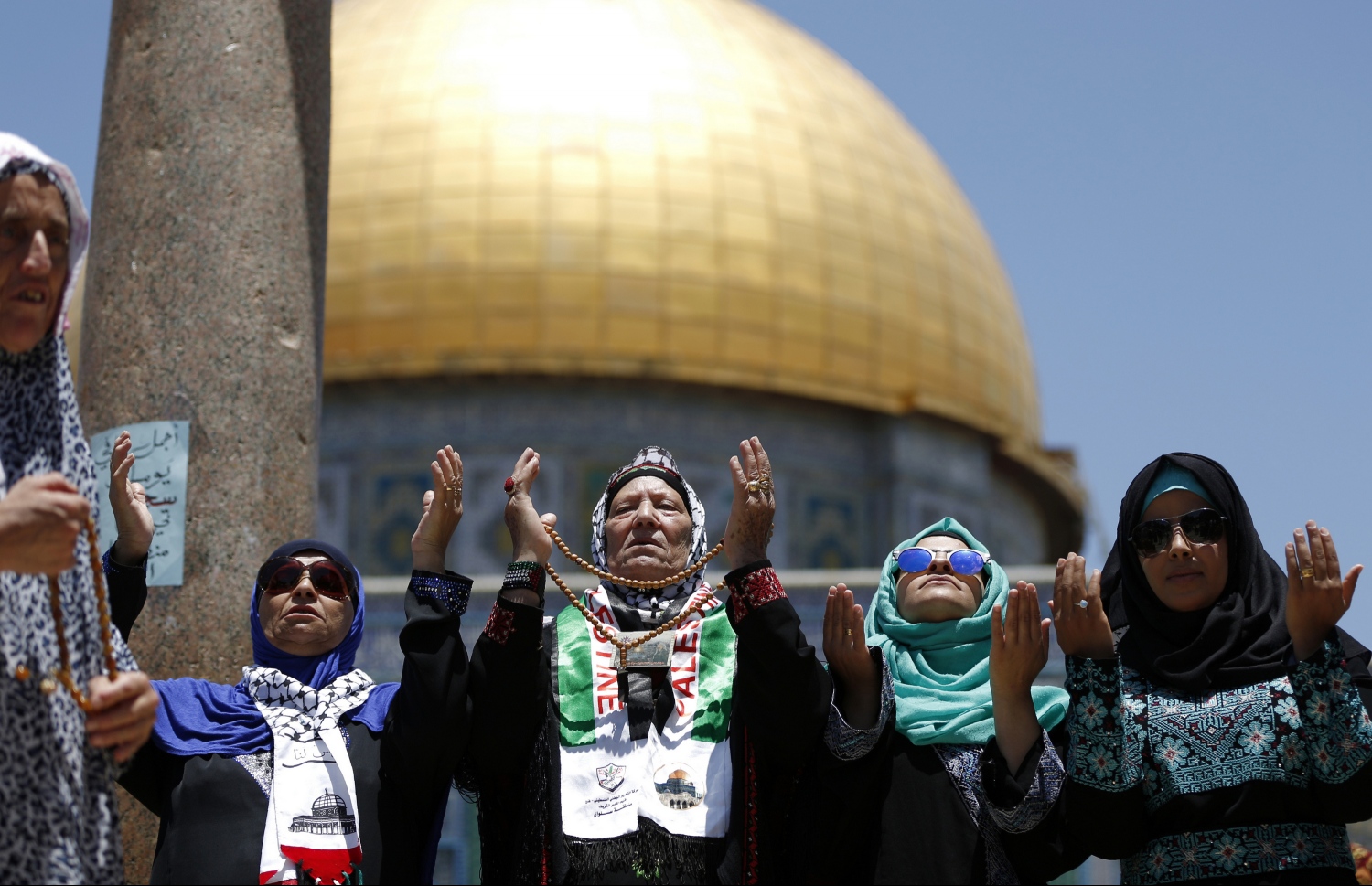 އަގްސާ މިސްކިތުގެ ބޭރުގައި ފަލަސްތީނުގެ އަންހެނުންތަކެއް ރޯދަމަހު ދުއާ ކުރަނީ: އިސްލާމީ ގިނަ ގައުމުތަކަށް ވެސް މިރޭ ހަނދު ފެނުމުގެ ފުރުސަތެއް ނެތް --ފޮޓޯ:އޭއެފްޕީ