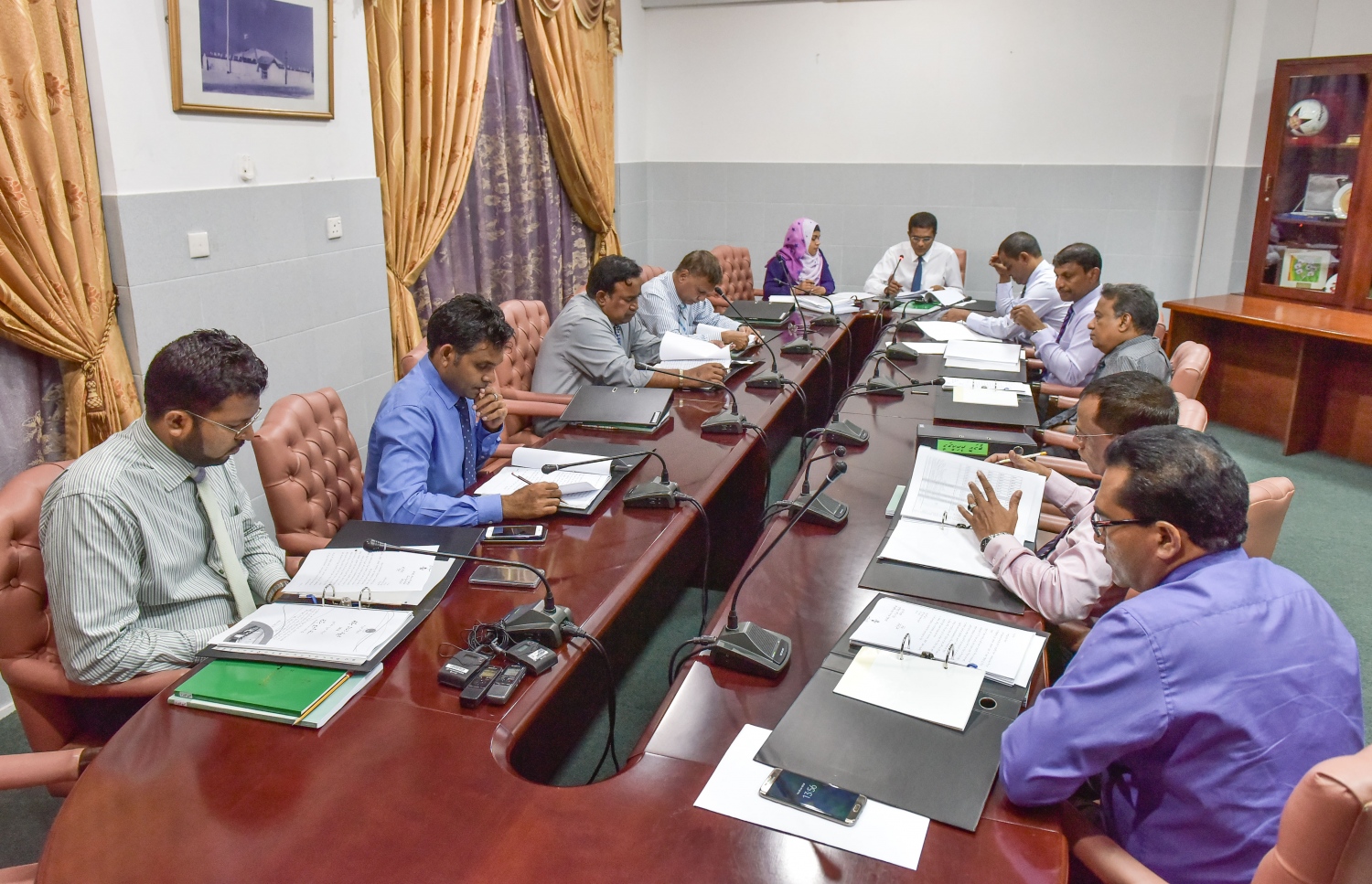 މަޖިލީހުގެ މާލިއްޔަތު ކޮމިޓީގެ މެމްބަރުން ބައްދަލުވުމުގައި: ބޮޑެތި ނިންމުންތަކާ ގުޅޭ ގޮތުން މައުމޫން ފާޅުކުރައްވާ ހިޔާލާއި ކަންކަން ކުރަން އަންގަވާ ގޮތާ ޕީޕީއެމްގެ މަޖިލިސް މެމްބަރުން ގިނަ ފަހަރު ދެކޮޅު ހައްދަވާ. ފޮޓޯ/ ނިޝާން އަލީ /މިހާރު