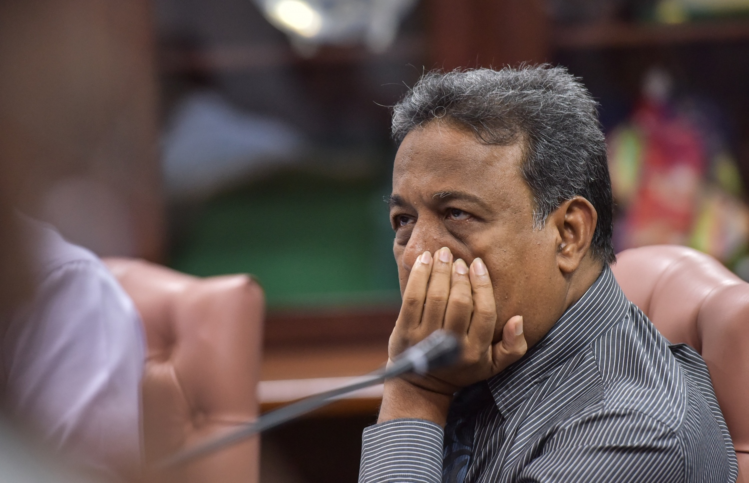 ރައްޔިތުންގެ މަޖިލިހުގެ ޖަލްސާއެއްގައި ސަލީމް ބައިވެރިވެވަޑައިގަންނަވަނީ: ހުޅުމާލޭގައި އޭނާ ހުޅުވަން ނިންމާފައިވާ ކެފޭ އަށް ހުއްދަ ނުލިބުނީ ސިޔާސީ ކަންކަމާ ގުޅިގެން ކަމަށް ވިދާޅުވި.---ފޮޓޯ: މަޖިލިސް