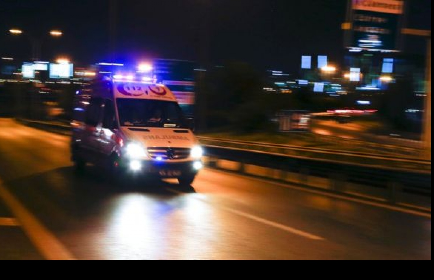 ތުރުކީގެ އިސްތަންބޫލް އެއާޕޯޓުގައި ދިން ޖާނުންފިދާވުމުގެ ހަމަލާ އަށް ފަހު އެމްބިއުލެންސްތައް ހަރަކާތްތެރި ވަނީ. --ފޮޓޯ:ރޮއިޓާސް