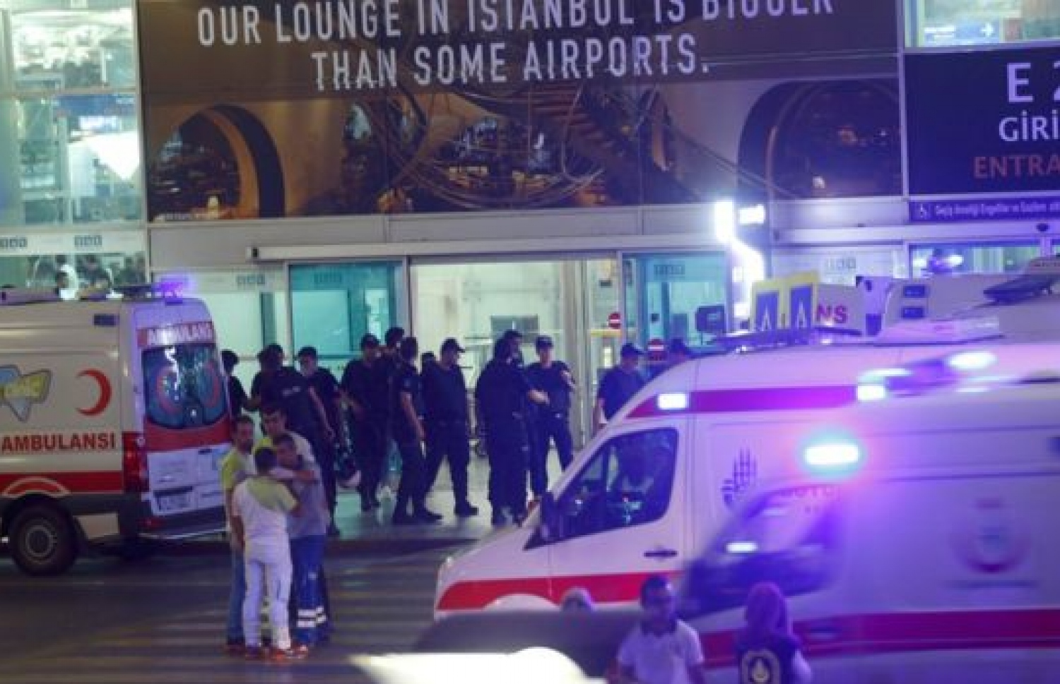 ތުރުކީގެ އިސްތަންބޫލް އެއާޕޯޓުގައި ދިން ޖާނުންފިދާވުމުގެ ހަމަލާ އަށް ފަހު އެމްބިއުލެންސްތައް ހަރަކާތްތެރި ވަނީ. --ފޮޓޯ:ރޮއިޓާސް