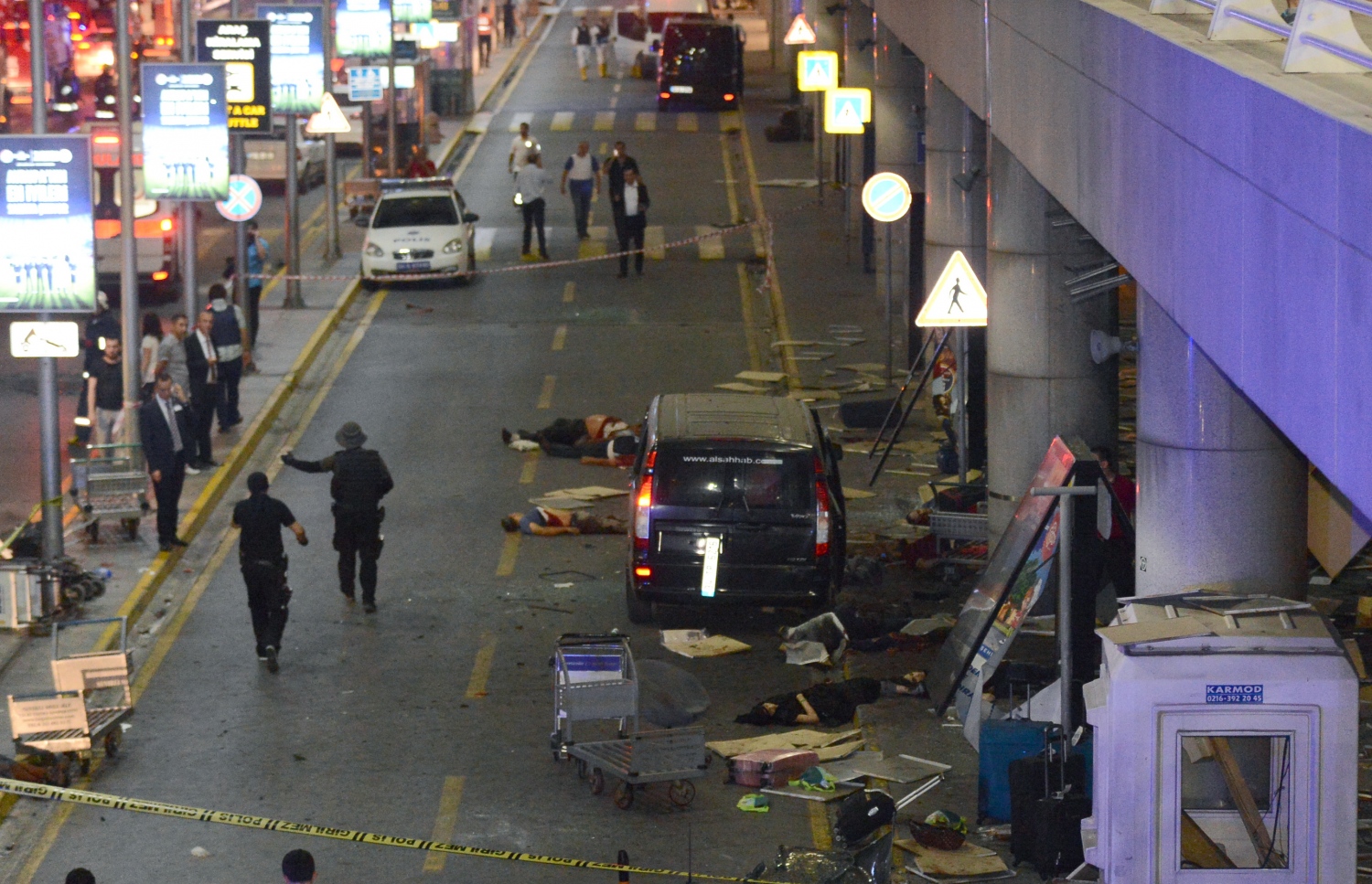 އިސްތަންބޫލް، ތުރުކީ: ޖޫން 28، 2016: އިސްތަންބޫލްގެ އަތާތުރުކް އެއާޕޯޓަށް ދިން ޖާނުންފިދާވުމުގެ ބޮމުގެ ހަމަލާއަށްފަހު ޕޮލިހުން ހަރަކާތްތެރިވަނީ: މިހާތަނަށް ދިން ދެ ހަމަލާގައި 10 މީހުން މަރުވެފައިވާ ކަމަށް އެ ގައުމުގެ ޖަސްޓިސް މިނިސްޓަރު ބެކިރު ބޮޒްދާގު ވިދާޅުވޭ.-- ފޮޓޯ: އޭއެފްޕީ