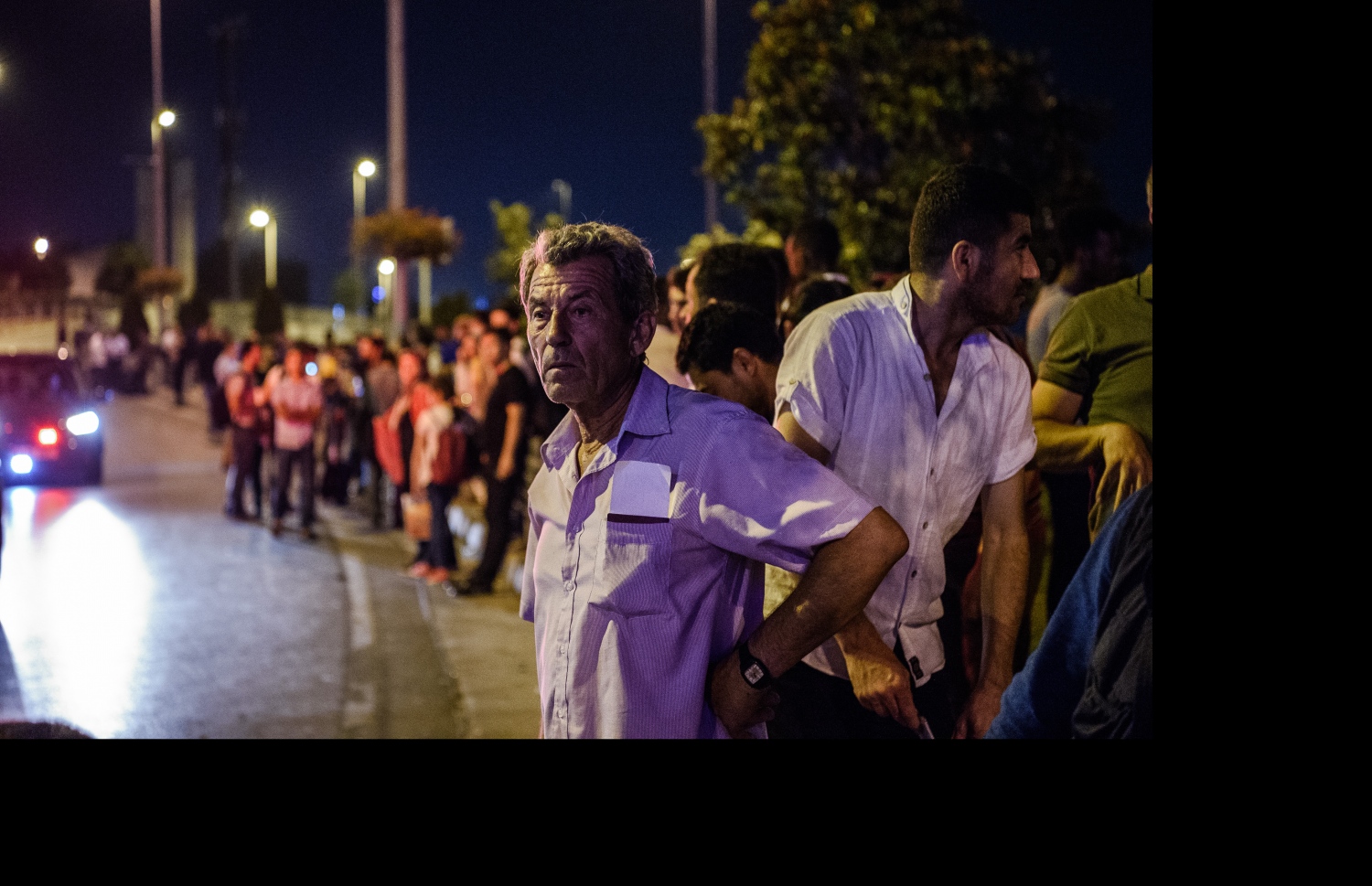 އިސްތަންބޫލް، ތުރުކީ: ޖޫން 28، 2016: އިސްތަންބޫލްގެ އަތާތުރުކް އެއާޕޯޓަށް ދިން ޖާނުންފިދާވުމުގެ ބޮމުގެ ހަމަލާއަށްފަހު ޕަސިންޖަރުން އެއާޕޯޓުގައި މަޑުކޮށްލައިގެން: މިހާތަނަށް ދިން ދެ ހަމަލާގައި 10 މީހުން މަރުވެފައިވާ ކަމަށް އެ ގައުމުގެ ޖަސްޓިސް މިނިސްޓަރު ބެކިރު ބޮޒްދާގު ވިދާޅުވޭ.-- ފޮޓޯ: އޭއެފްޕީ