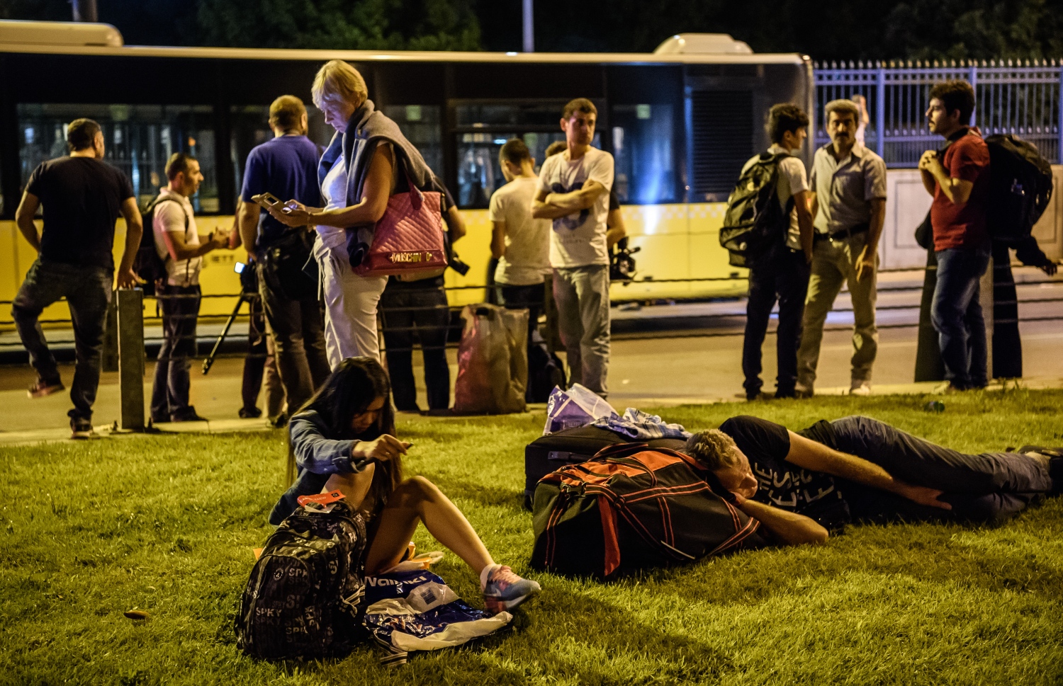 އިސްތަންބޫލް، ތުރުކީ: ޖޫން 28، 2016: އިސްތަންބޫލްގެ އަތާތުރުކް އެއާޕޯޓަށް ދިން ޖާނުންފިދާވުމުގެ ބޮމުގެ ހަމަލާއަށްފަހު ޕަސިންޖަރުން އެއާޕޯޓުގައި މަޑުކޮށްލައިގެން: މިހާތަނަށް ދިން ދެ ހަމަލާގައި 10 މީހުން މަރުވެފައިވާ ކަމަށް އެ ގައުމުގެ ޖަސްޓިސް މިނިސްޓަރު ބެކިރު ބޮޒްދާގު ވިދާޅުވޭ.-- ފޮޓޯ: އޭއެފްޕީ