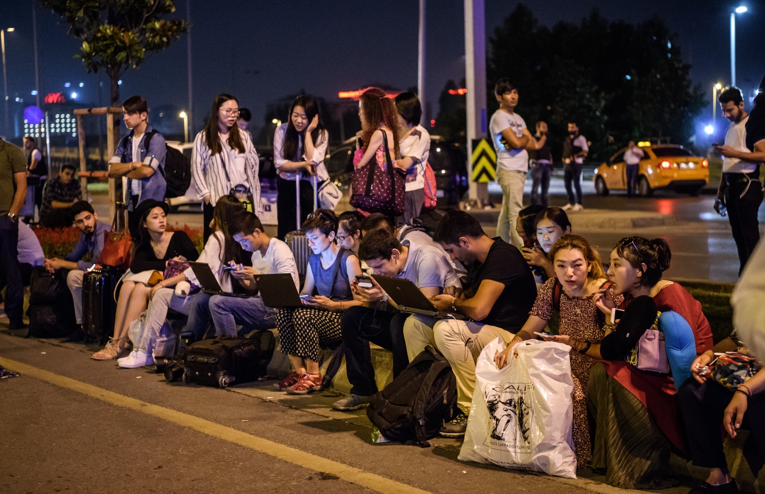 އިސްތަންބޫލް، ތުރުކީ: ޖޫން 28، 2016: އިސްތަންބޫލްގެ އަތާތުރުކް އެއާޕޯޓަށް ދިން ޖާނުންފިދާވުމުގެ ބޮމުގެ ހަމަލާއަށްފަހު ޕަސިންޖަރުން އެއާޕޯޓުގައި މަޑުކޮށްލައިގެން: މިހާތަނަށް ދިން ދެ ހަމަލާގައި 10 މީހުން މަރުވެފައިވާ ކަމަށް އެ ގައުމުގެ ޖަސްޓިސް މިނިސްޓަރު ބެކިރު ބޮޒްދާގު ވިދާޅުވޭ.-- ފޮޓޯ: އޭއެފްޕީ