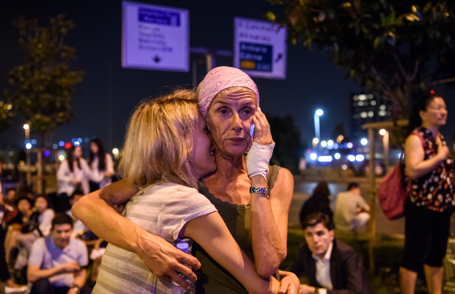 ތުރުކީގެ އަތާތުރުކް އެއާޕޯޓުގެ މައި އެންޓްރެންސްގައި ޕަސިންޖަރުން މަޑުކޮށްލައިގެން. --ފޮޓޯ:އޭއެފްޕީ