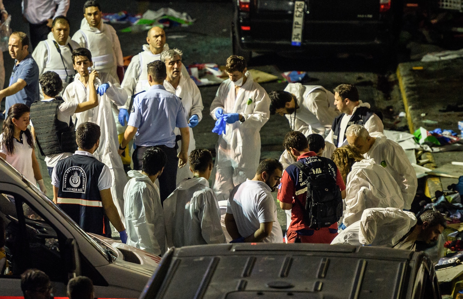 އިސްތަންބޫލް، ތުރުކީ: ޖޫން 28، 2016: އިސްތަންބޫލްގެ އަތާތުރުކް އެއާޕޯޓަށް ދިން ޖާނުންފިދާވުމުގެ ބޮމުގެ ހަމަލާގައި ފޮރެންސިކް ޕޮލިހުން ހަރަކާތްތެރިވަނީ: މިހާތަނަށް ދިން ދެ ހަމަލާގައި 10 މީހުން މަރުވެފައިވާ ކަމަށް އެ ގައުމުގެ ޖަސްޓިސް މިނިސްޓަރު ބެކިރު ބޮޒްދާގު ވިދާޅުވޭ.-- ފޮޓޯ: އޭއެފްޕީ