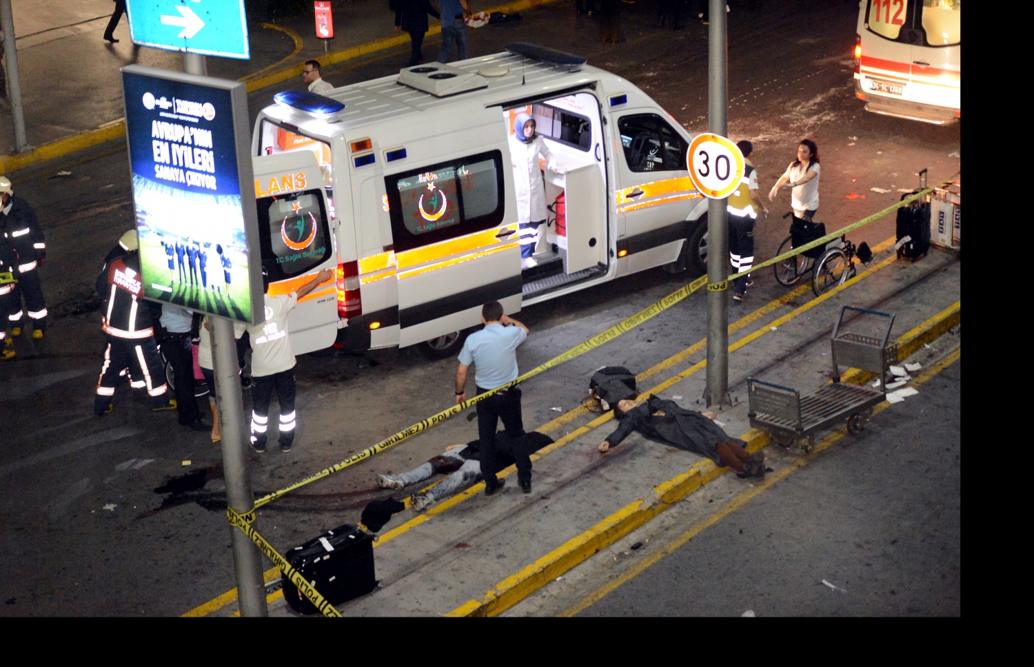 ތުރުކީގެ އަތާތުރުކް އެއާޕޯޓަށް ދިން ހަމަލާގައި ބައެއް މީހުން ޒަޚަމްވެގެން ވެއްޓިފައި. --ފޮޓޯ:އޭއެފްޕީ