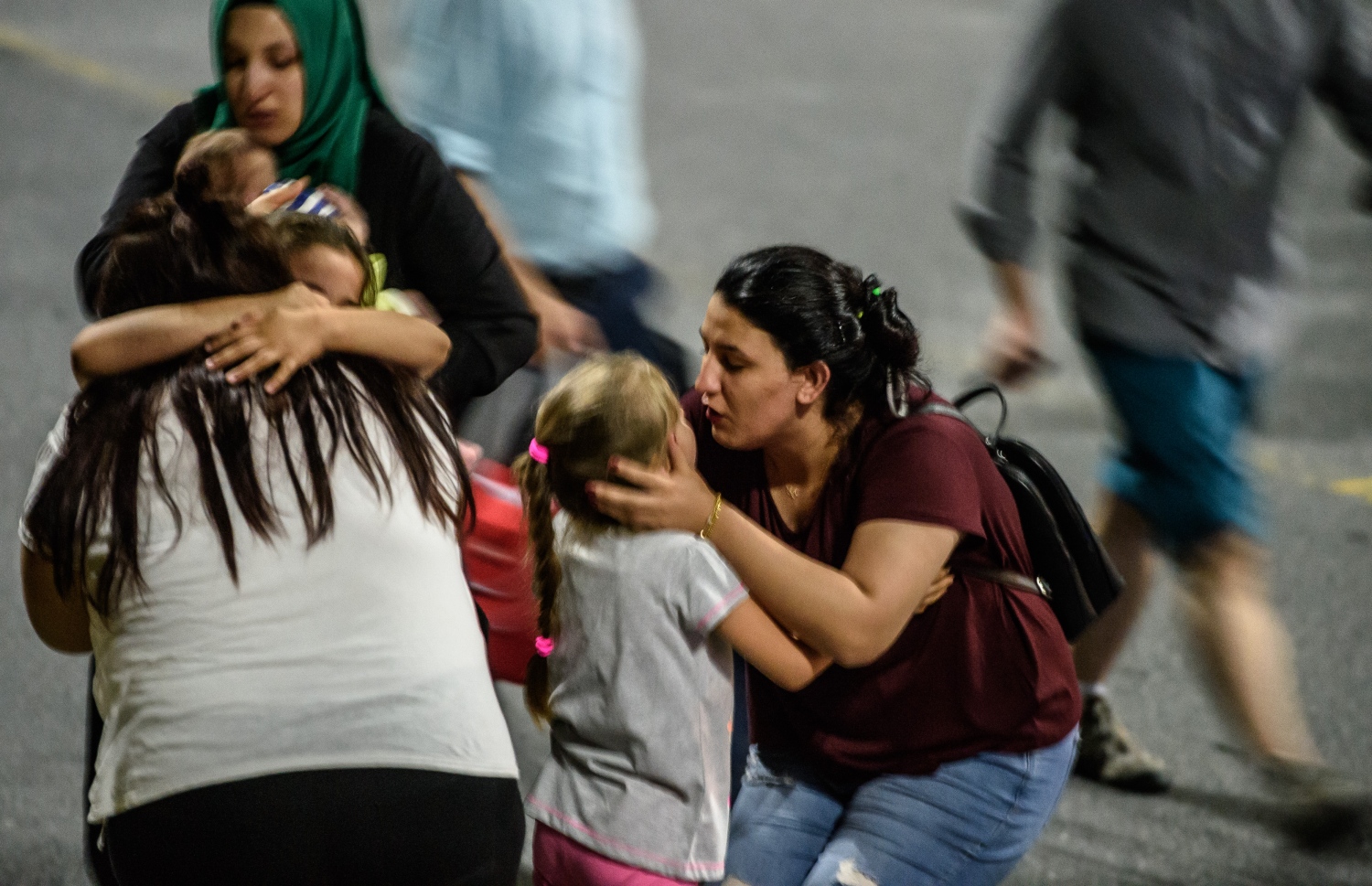 އިސްތަންބޫލް، ތުރުކީ: ޖޫން 28، 2016: އިސްތަންބޫލްގެ އަތާތުރުކް އެއާޕޯޓަށް ދިން ޖާނުންފިދާވުމުގެ ބޮމުގެ ހަމަލާއަށްފަހު ކުޑަ ދެކުދިން ގައިގައި ދެ އަންހެނަކު ބައްދާލަނީ: މިހާތަނަށް ދިން ދެ ހަމަލާގައި 10 މީހުން މަރުވެފައިވާ ކަމަށް އެ ގައުމުގެ ޖަސްޓިސް މިނިސްޓަރު ބެކިރު ބޮޒްދާގު ވިދާޅުވޭ.-- ފޮޓޯ: އޭއެފްޕީ