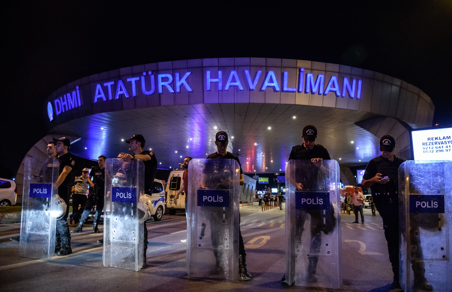 އިސްތަންބޫލް، ތުރުކީ: ޖޫން 28، 2016: އިސްތަންބޫލްގެ އަތާތުރުކް އެއާޕޯޓަށް ދިން ޖާނުންފިދާވުމުގެ ބޮމުގެ ހަމަލާގައި ޕޮލިހުން ހަރަކާތްތެރިވަނީ: މިހާތަނަށް ދިން ދެ ހަމަލާގައި 10 މީހުން މަރުވެފައިވާ ކަމަށް އެ ގައުމުގެ ޖަސްޓިސް މިނިސްޓަރު ބެކިރު ބޮޒްދާގު ވިދާޅުވޭ.-- ފޮޓޯ: އޭއެފްޕީ