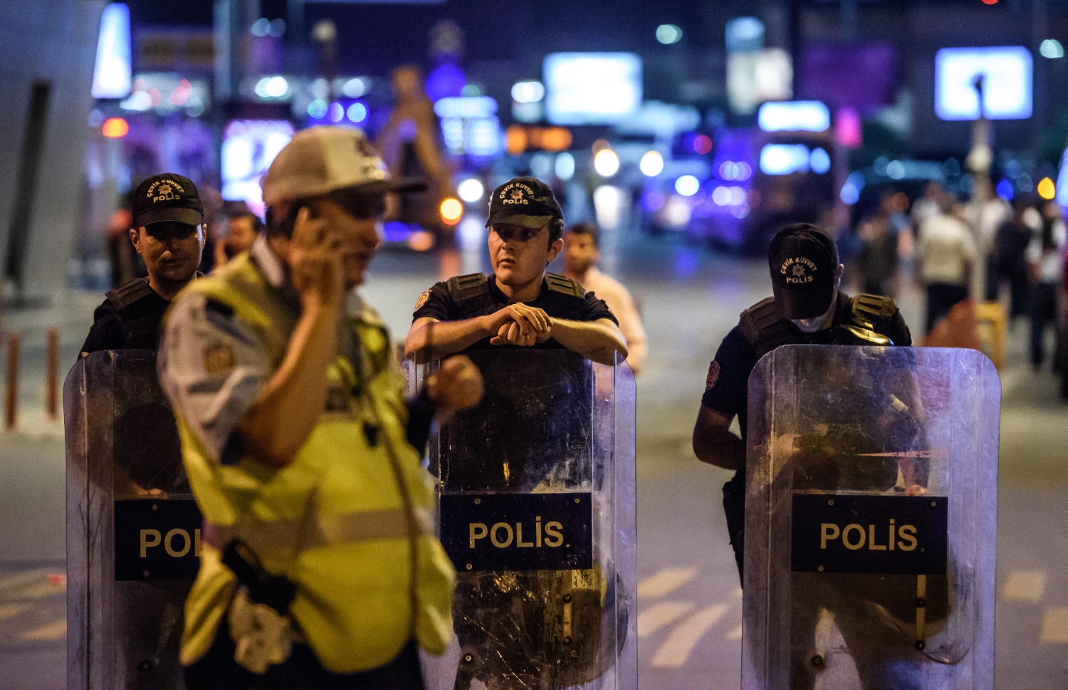 އަތާތުރުކް އެއާޕޯޓަށް ދިން ޖާނުންފިދާވުމުގެ ބޮމުގެ ހަމަލާ