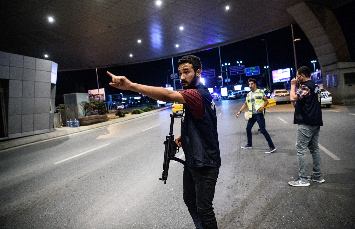 ތުރުކީގެ އަތާތުރުކް އެއާޕޯޓުގައި ފުލުސް އޮފިސަރަކު ހަތިޔާރާ އެކު ހަރަކާތްތެރި ވަނީ. --ފޮޓޯ:އޭއެފްޕީ