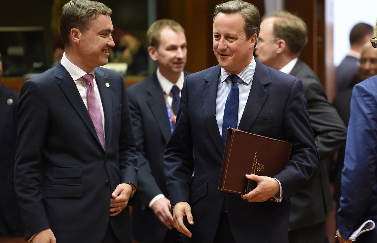 އީޔު ސަމިޓުގައި އިނގިރޭސި ބޮޑު ވަޒީރު ޑޭވިޑް ކެމަރަން އެސްޓޯނިއާގެ ބޮޑު ވަޒީރާ އެކު. --ފޮޓޯ:އޭއެފްޕީ