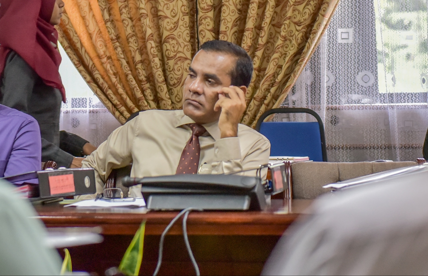 ނިހާން ހުށަހެޅުއްވި އަބުރުގެ ބިލް އަނބުރާ ގެންދެވުމާ ގުޅިގެން، އާ ބިލް ހުށަހެޅުއްވި މެމްބަރު ޖައުފަރު: ބިލްގައި ބޮޑެތި ކަންބޮޑުވުންތަކެއް އެބަހުރި.---ފޮޓޯ: މަޖިލިސް