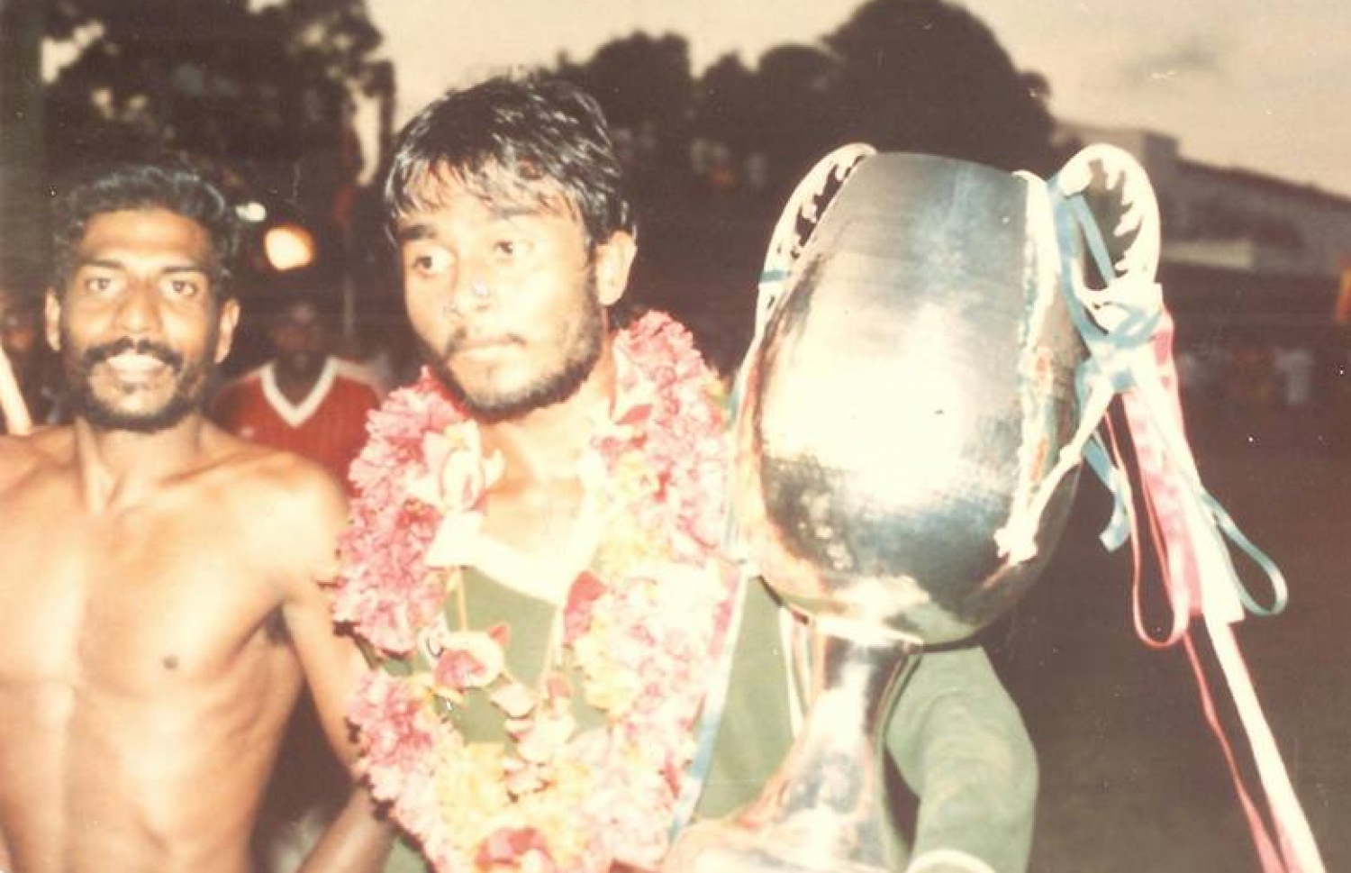 މާއްޓޭ (ކ) ގައުމީ ޗެމްޕިއަންކަން ހޯދުމަށް ފަހު ވިކްޓަރީގެ ކުރީގެ ކެޕްޓަން މަރްހޫމް ޖޫލިއަޓް އަބްދުﷲ ރަޝީދު (ޖޫލޭ) އާ އެކު.