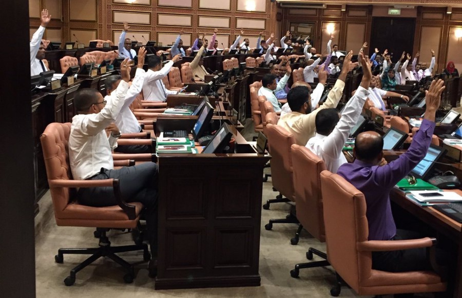 މަޖިލީހުގެ މިއަދުގެ ޖަލްސާގައި މެމްބަރުން އަތް މައްޗަށް ނަގައިގެން މަޖިލީހުގެ ވަގުތު އިތުރު ކުރަން ވޯޓު ދެނީ.--ފޮޓޯ:އިމްތިޔާޒު ފަހުމީ