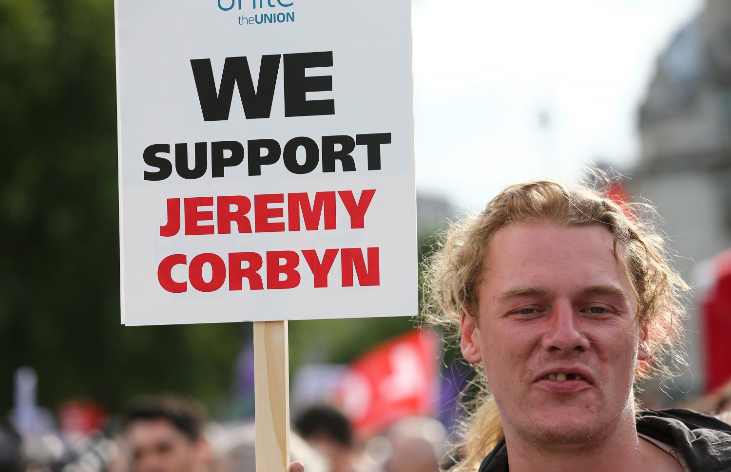 ޕާޓީގެ ލީޑަރު ޖެރެމީ އަށް އިތުބާރު އޮތްކަން ސަޕޯޓަރަކު ހާމަކުރަނީ. --ފޮޓޯ:އޭއެފްޕީ