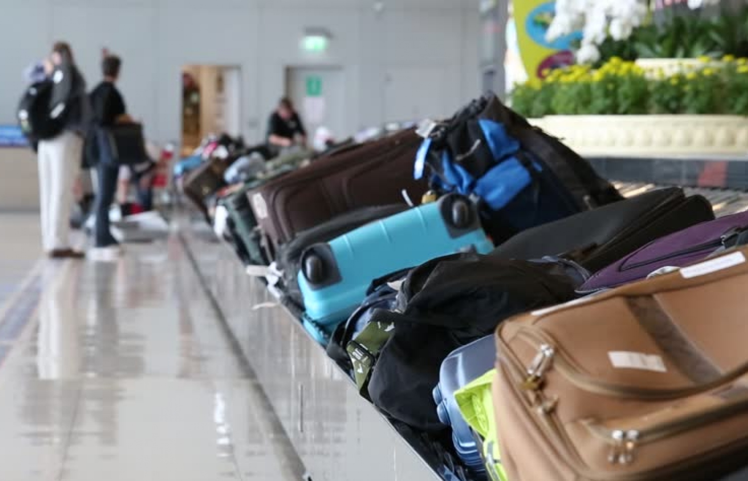 އެއާޕޯޓެއްގައި ދާގީނާ ބެލްޓް މަތީގައި ފޮށިތަކެއް: ދަތުރު ކުރާއިރު މީހުން ދޭ ގޮތް ނޭނގޭ އެއްޗިއްސާ ހަވާލުވުން ހުއްޓާލަން ޖެހޭ --މިހާރު ފޮޓޯ