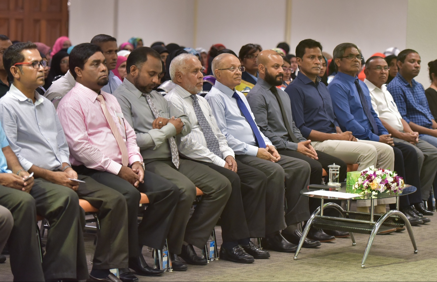ރޯދަ މަހުގެ ރޭތައް އިހްޔާ ކުރުމަށް މައުމޫން ފައުންޑޭޝަނުން އިސްލާމީ މަރުކަޒުގައި ބޭއްވި ޖަލްސާގައި މައުމޫނާ އެކު އުމަރު ބައިވެރިވެވަޑައިގަންނަވަނީ -- މިހާރު ފޮޓޯ: މުހައްމަދު ޝަރުހާން