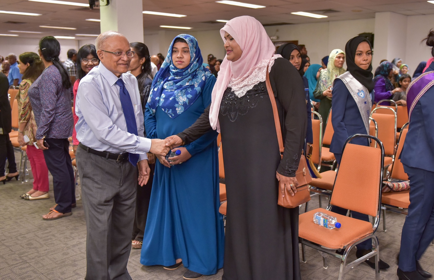 މިދިޔަ އަހަރު ބޭއްވި އިހްޔާ ޕްރޮގްރާމް ނިންމަވާލެއްވުމަށް ފަހު، މައުމޫން ބަޔަކާ ސަލާމް ކުރައްވަނީ-- މިހާރު ފޮޓޯ