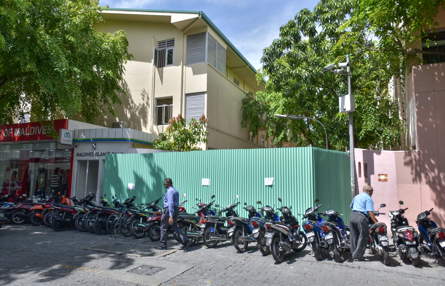ފިނޭންސްގެ އާ އިމާރާތުގެ މަސައްކަތް ފެށުމަށްޓަކައި ވައިދެރި ހިނގުން ބަންދުކޮށްފައި. --މިހާރު ފޮޓޯ: ނިޝާން އަލީ