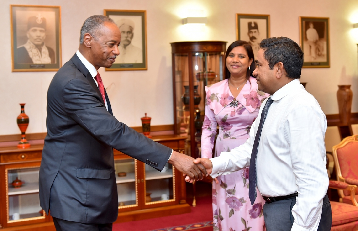 ސިޔާސީ މަސްރަހު ފިނުކުރަން އދ. އިން ކަނޑައެޅި މަންދޫބު ރައީސް ޔާމީނާ ސަލާމްކުރައްވަނީ. --ފޮޓޯ: ރައީސް އޮފީސް