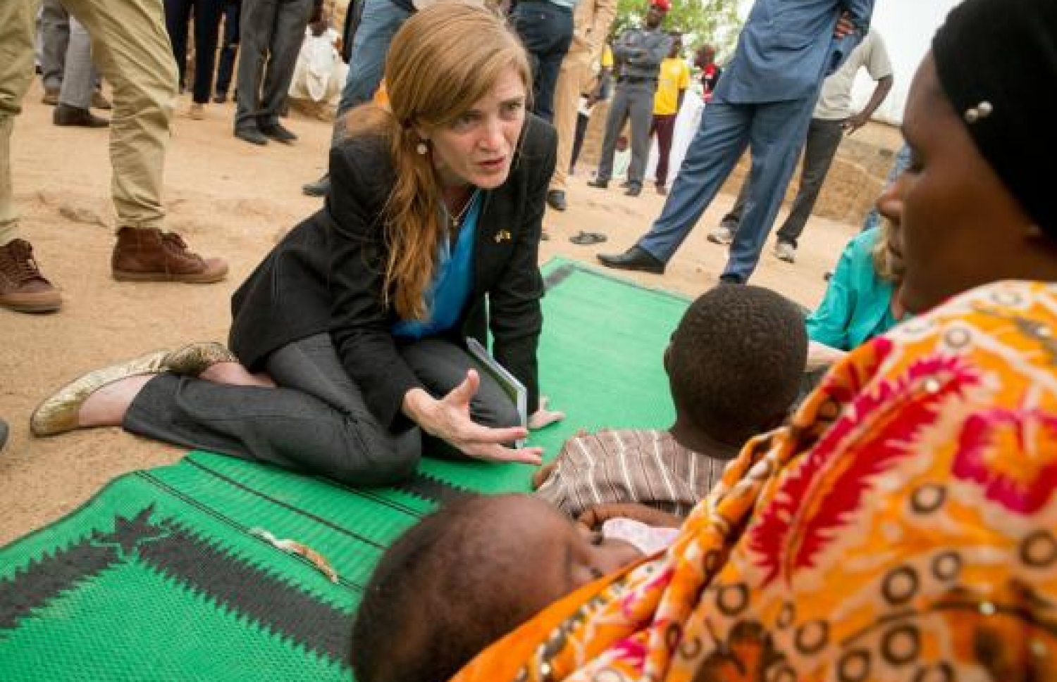 އެމެރިކާ ސަފީރު ސަމަންތާ ޕަވާ ވަނީ ބޯކޯ ހަރާމުގެ ސަބަބުން ހާލުގައި ޖެހުނު ކެމެރޫންގެ ކުޑަ ކުދިންނަށް ޒިޔާރަތްކޮށްފައި.