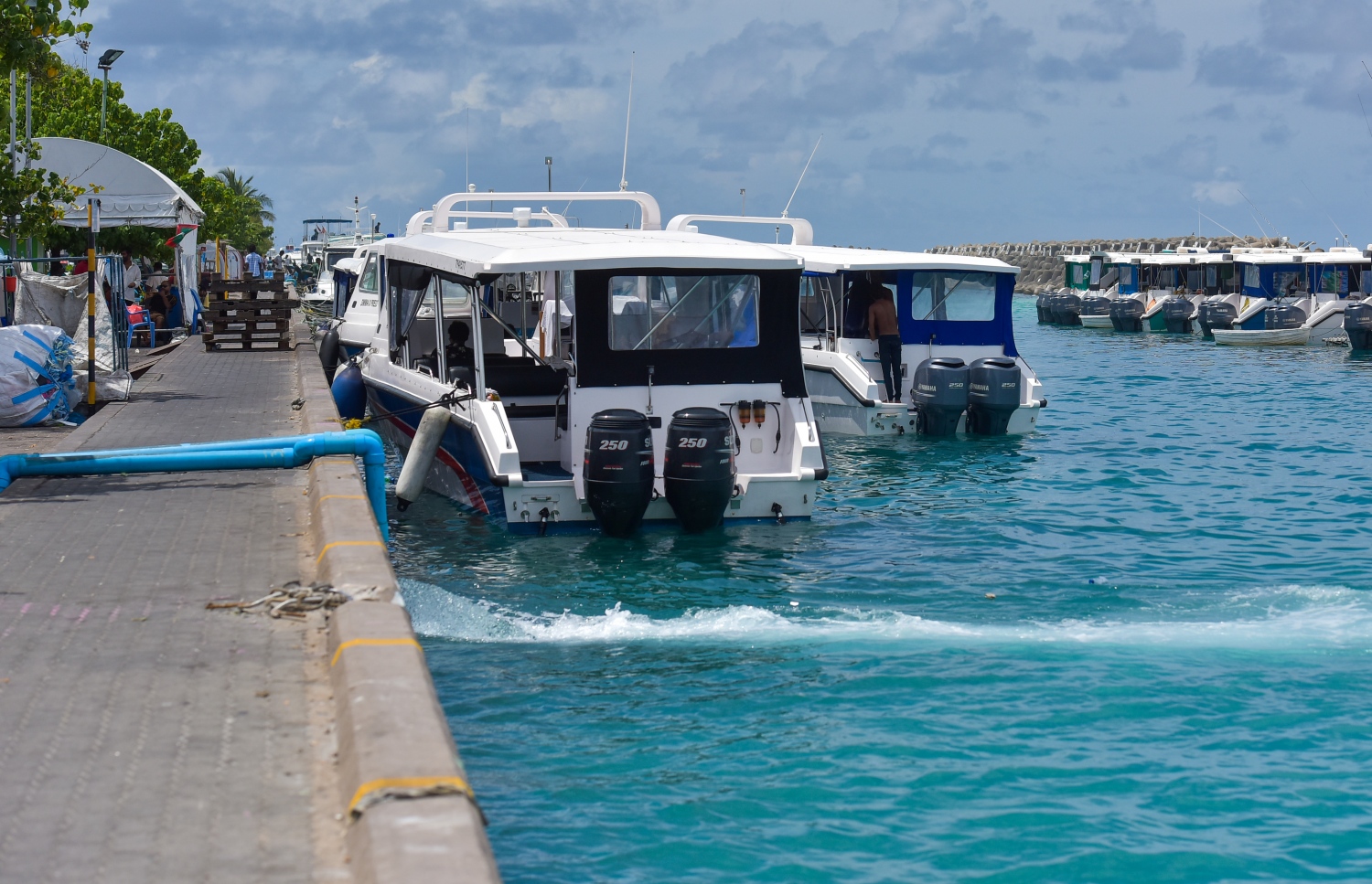 މާލޭގެ ދެކުނު ފަރާތުގައި އަޅާފައިވާ ލޯންޗުތަކެއް. އެސަރަހައްދުގައި އުޅަނދުތައް ގިނަވުމުން އެކަމުގެ ޝަކުވާ ވެސް ކުރޭ. - ފޮޓޯ: މުހައްމަދު ޝަރުހާން/މިހާރު