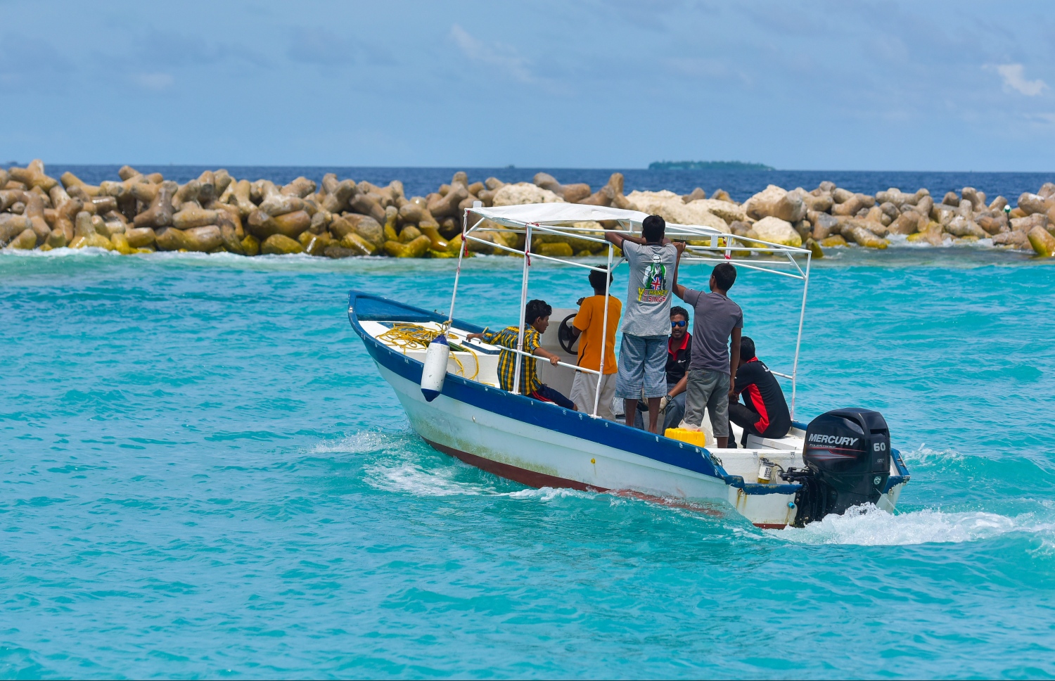 ލޯންޗެއް ދެކުނު ފަރާތު ފަޅުން ދުއްވާފައި ދަނީ. ދެކުނު ފަރާތަކީ ތޮއްޖެހިފައި އޮތް ފަޅެއް ކަމަށް ބައެއް ކައްޕީން ސިފަކުރޭ. ފޮޓޯ: މުހައްމަދު ޝަރުހާން/މިހާރު