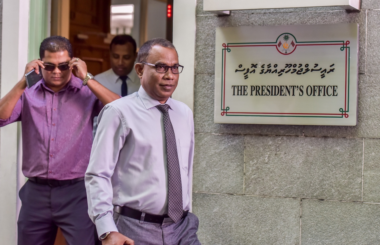 އަބްދުއްރަހީމް ރައީސް އޮފީހުން ނިކުމެވަޑައިގަންނަވަނީ. --ފޮޓޯ: ނިޝާން އަލީ/މިހާރު