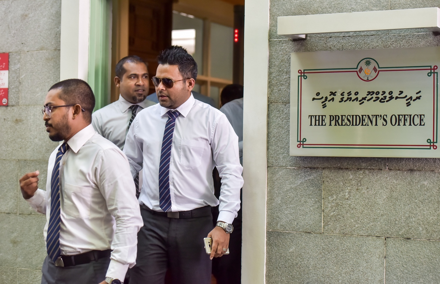 ރައީސް އޮފީހުގައި ބޭއްވި ބައްދަލުވުމަށް ފަހު ޕީޕީއެމް ޕާލަމެންޓްރީ ގްރޫޕްގެ މެންބަރުންތަކެއް ނުކުމެވަޑައިގަންނަވަނީ. --ފޮޓޯ: ނިޝާން އަލީ/މިހާރު