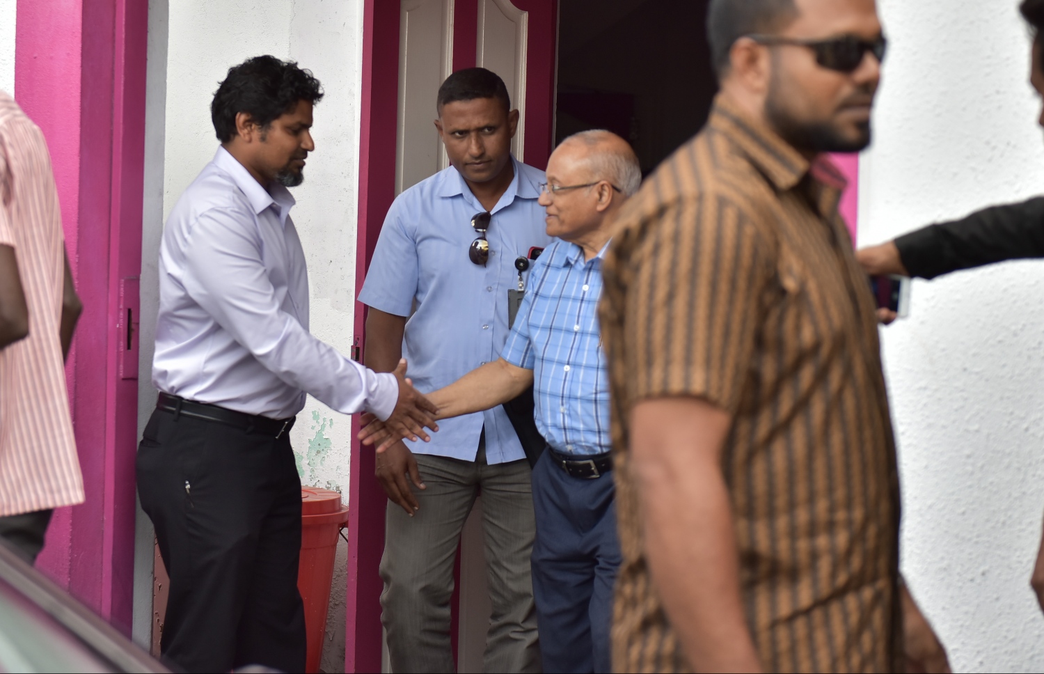 މައުމޫން މިއަދު ޕީޕީއެމްގެ އޮފީހުގެ ދޮރުމަތީގައި: ޕީޕީއެމް އޮތީ މައްސަލަތަކެއްގެ ތެރޭގައި -- ފޮޓޯ: މިހާރު