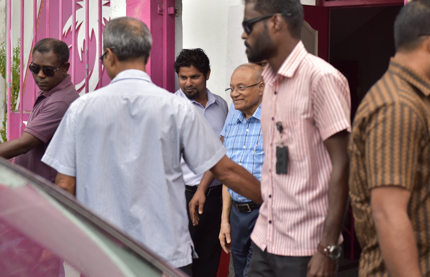 ރައީސް މައުމޫން ޕީޕީއެމް އޮފީހުން ނިކުމެވަޑައިގަންނަވަނީ: ރައީސް ޔާމީނަށް ވުރެ މައުމޫނާއި އުމަރުގެ ގުޅުން މިހާރު ބޮޑު. --ފޮޓޯ: މުހައްމަދު ޝަރުހާން/ މިހާރު