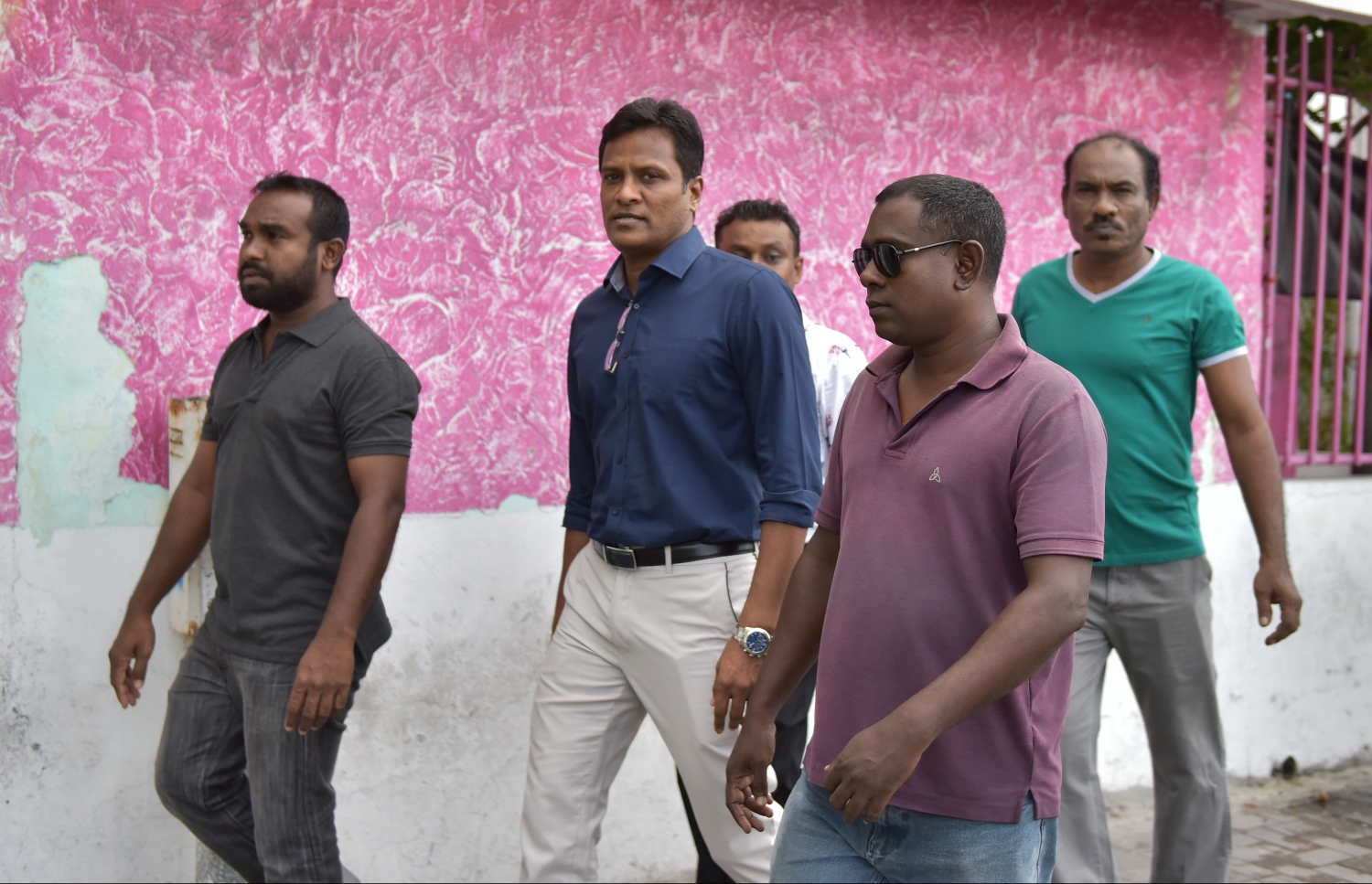 ޕީޕީއެމް އޮފީހުގައި މިއަދު ބޭއްވި ބައްދަލުވުމަށް ފަހު އުމަރު ވަޑައިގަންނަވަނީ.---ފޮޓޯ: މުހައްމަދު ޝަރުހާން/މިހާރު