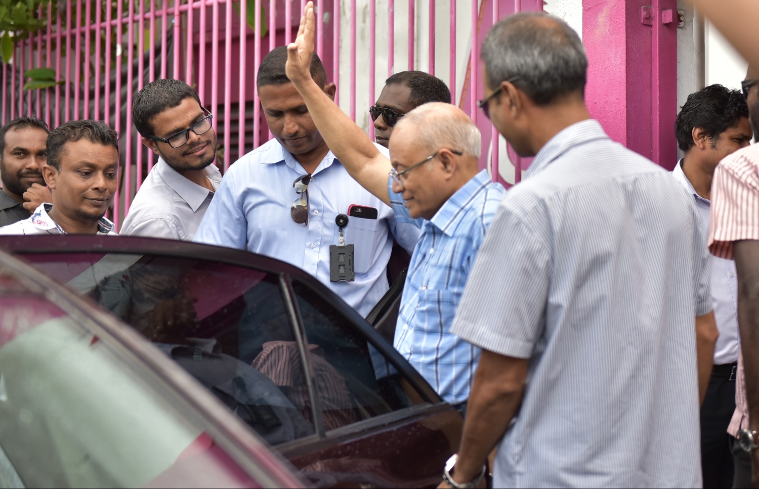 ތެމާގައި ކުރިން ބޭއްވި ބައްދަލުވުމަކަށްފަހު ޕީޕީއެމްގެ ރައީސް މައުމޫން ވަޑައިގަންނަވަނީ.---ފޮޓޯ: މުހައްމަދު ޝަރުހާން/މިހާރު