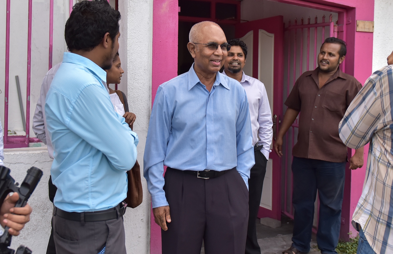 ޕީޕީއެމް އޮފީހުގައި މިއަދު ބޭއްވި ބައްދަލުވުމަށް ފަހު، ސީނާ ޒާހިރު އެ ޕާޓީގެ އޮފީހުގެ ބޭރުގައި މަޑުކޮށްލައްވައިގެން: އޭނާ އަކީ ވެސް މަޝްވަރާ މަޖިލިހުގެ މެމްބަރެއް.---ފޮޓޯ: މުހައްމަދު ޝަރުހާން/މިހާރު