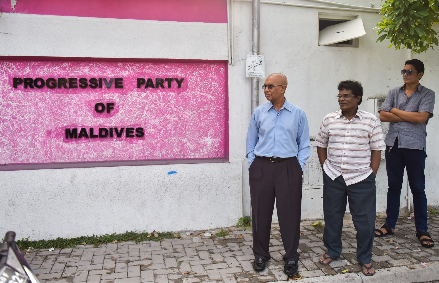 ޕީޕީއެމް އޮފީސް ކުރިމަތީގައި ޒާހިރު (ވ) މަޑުކޮށްލައްވައިގެން: ގައުމުގެ އިސް މަގާމްތަކަށް އިންތިހާބުވުމާ އެކު ގައުމާއި ރައްޔިތުންގެ މަތިން ހަނދާން ނައްތާލާ ކަމަށް ވިދާޅުވި.