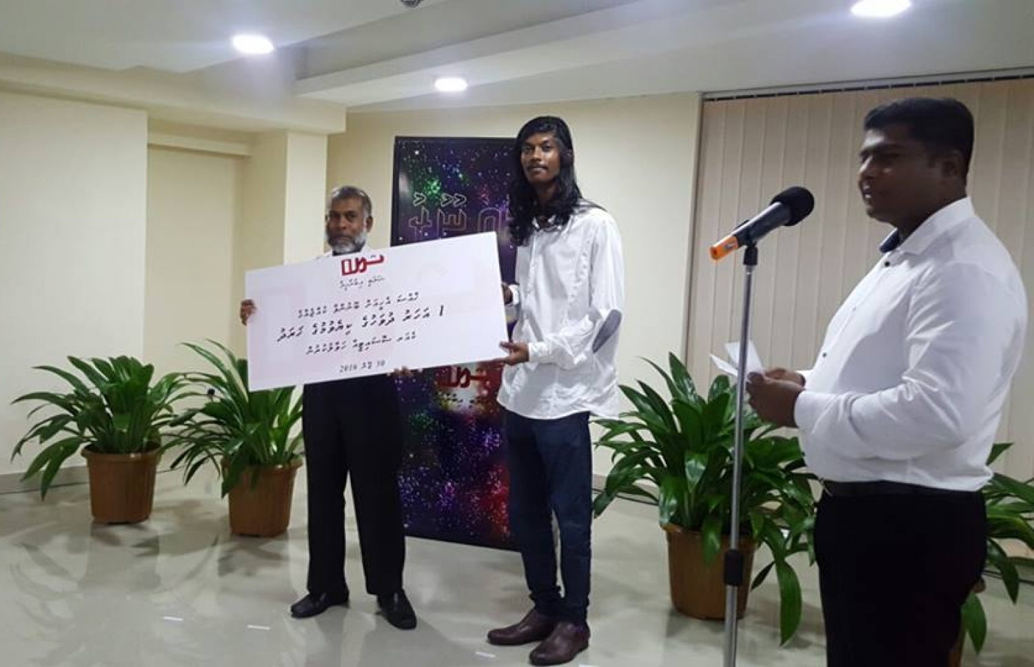 ޝަލަބީގެ މަދަހަ ސީޑީ "ހިދާއީ ނޫރު" ނެރުމުގެ ރަސްމިއްޔާތުގެ ތެރެއިން. ފޮޓޯ: މުހައްމަދު ހަމްދޫން