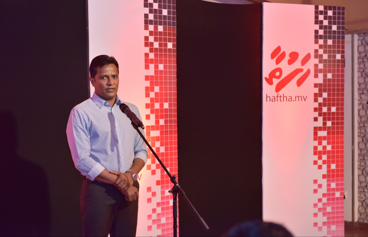 "ހަފުތާ" ނޫސް ލޯންޗުކޮށްދެއްވުމަށްފަހު އުމަރު ވާހަކަދައްކަވަނީ.--މިހާރު ފޮޓޯ:މުހައްމަދު ޝަރުހާން