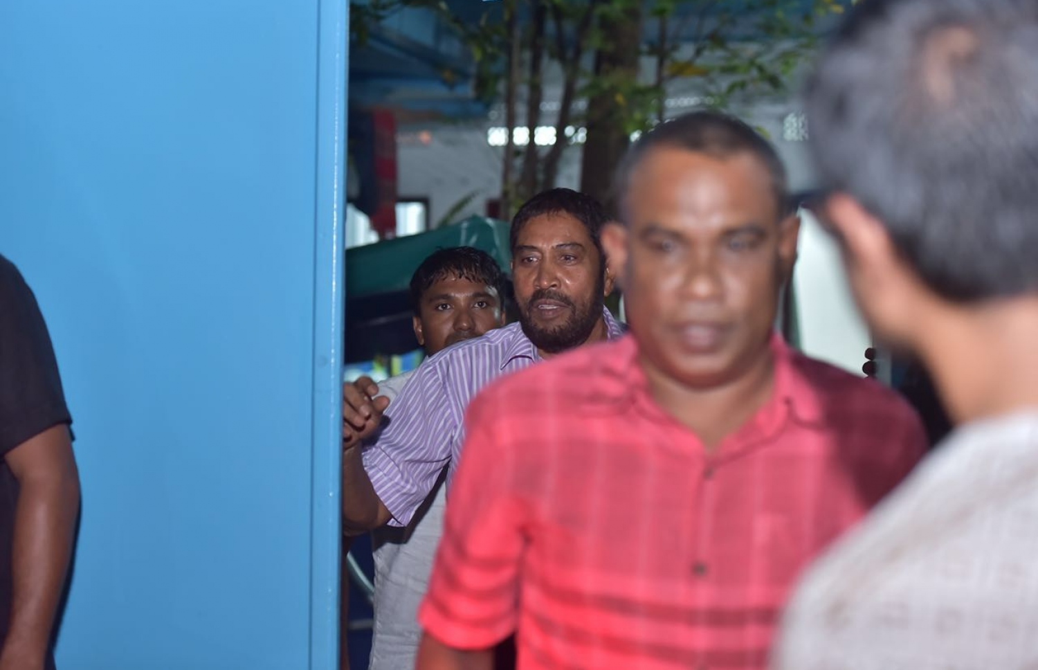 ރައީސް ޔާމީންގެ އަރިސް ބޭފުޅުންނާ މިރޭ ބައްދަލުކުރެއްވުމަށް ފަހު ގާސިމް ނުކުމެވަޑައިގެން ދޮރުމަތީގައި.-- ފޮޓޯ: ނިޝާން އަލީ/ މިހާރު