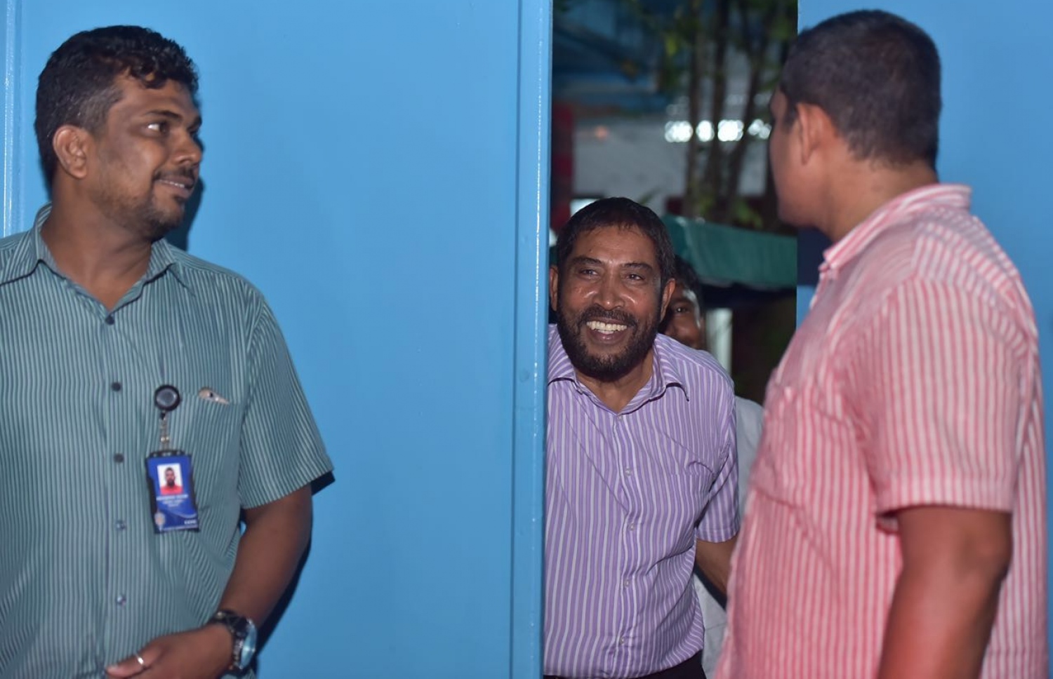 ރައީސް ޔާމީންގެ އަރިސް ބޭފުޅުންނާ މިރޭ ބައްދަލުކުރެއްވުމަށް ފަހު ގާސިމް ނުކުމެވަޑައިގެން ދޮރުމަތީގައި.-- ފޮޓޯ: ނިޝާން އަލީ/ މިހާރު