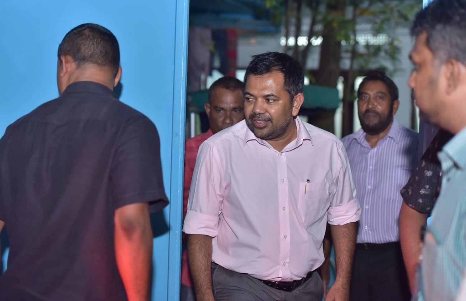 ރައީސް ޔާމީންގެ ފެކްޝަންގެ ފަރާތުން ޓޫރިޒަމް މިނިސްޓަރު ޒަމީރު، ގާސިމްއާ ބައްދަލުކުރެއްވުމަށް ފަހު އޭނާގެ ގެއިން ނުކުމެވަޑައިގަންނަވަނީ: ގާސިމްގެ ސަޕޯޓް ސިޔާސީ ގޮތުން މުހިންމު -- ފޮޓޯ: ނިޝާން އަލީ/ މިހާރު