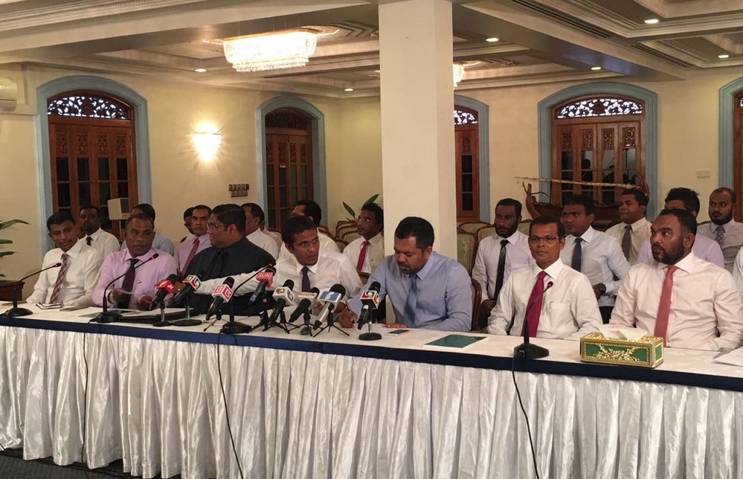 ޕީޕީއެމްގެ ޕީޖީ ގްރޫޕްގެ ބައްދަލުވުމެއްގައި މެމްބަރުން ބައިވެރިވެވަޑައިގަންނަވަނީ: އެ ގްރޫޕުން ކަންކަން ނިންމަން ޖެހޭނީ ގަވާއިދުގައިވާ ގޮތަށް ކަން މައުމޫން ވަނީ އަންގަވާފައި.