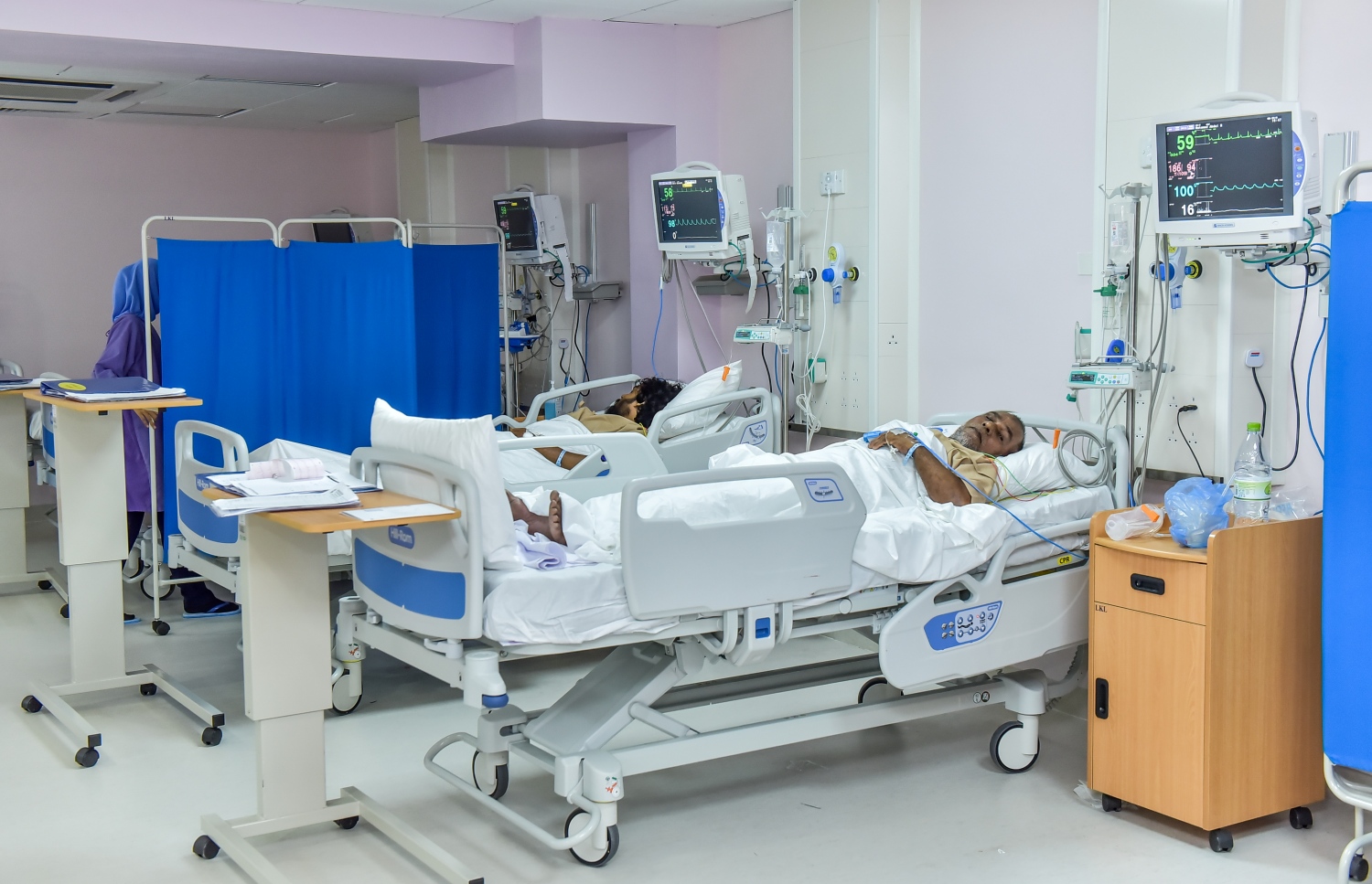 އައިޖީއެމްއެޗްގަައި ހިތުގެ ބަލިތަކަށް ފަރުވާ ދިނުމަށް ގާއިމުކޮށްފައިވާ ކެތުލެބުގައި ދެ މީހަކު އެޑްމިޓްކޮށްފައި: ގައިން ގަޔަށް ނާރާ ބަލިތައް އިތުރުވުމުގެ ނުރައްކާ ބޮޑު. ފޮޓޯ: ނިޝާން އަލީ/ މިހާރު