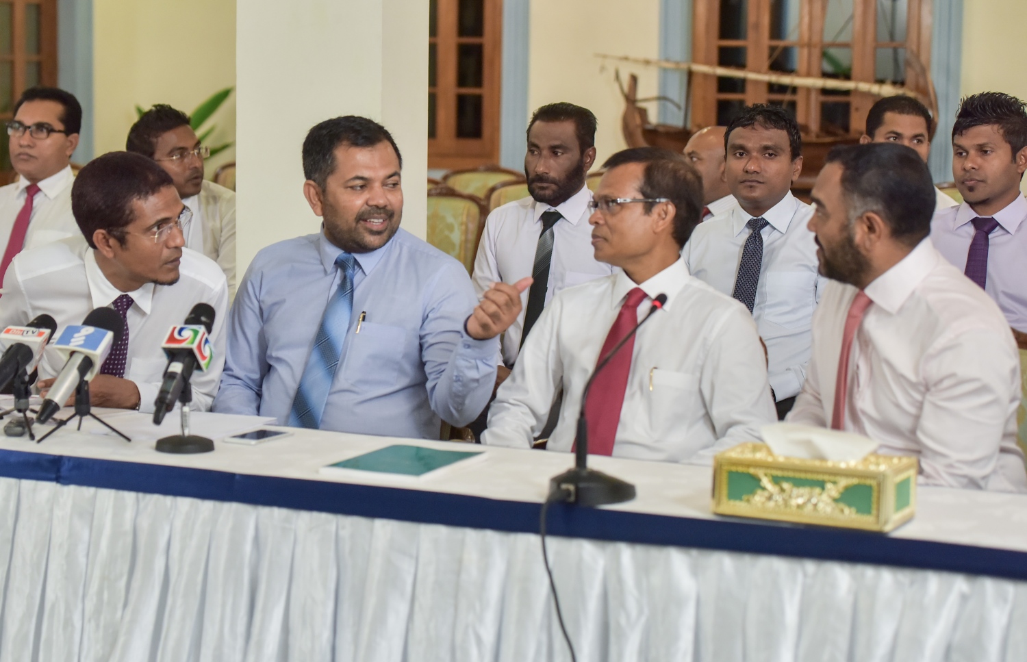 ޕީޕީއެމްގެ ޕާލަމެންޓްރީ ގުރޫޕުން ބޭއްވި ނިއުސް ކޮންފަރެންސެއްގައި ޓޫރިޒަމް މިނިސްޓަރު ޒަމީރު އަދި މަޖިލިހުގެ ބައެއް އެހެން މެމްބަރުން.---ފޮޓޯ: މުހައްމަދު ޝަރުހާން/މިހާރު