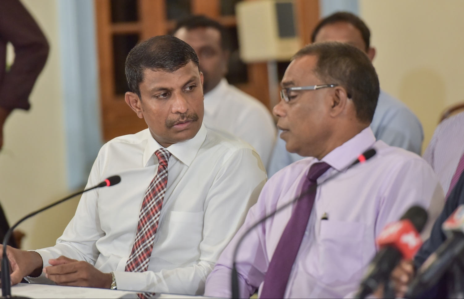 ޕީޕީއެމްގެ ކައުންސިލް ބައްދަލުވުމެއްގައި ރިޔާޒާއި ފޮނަދޫ ދާއިރާގެ މެމްބަރު އަބްދުއްރަހީމް ވާހަކަ ދައްކަވަނީ: މައުމޫނަށް ޕާޓީގެ ރައީސްކަން ގެއްލޭ އިސްލާހު ހުށަހަޅަން އުޅޭ ކަމަށް ދައްކާ ވާހަކަތައް ރިޔާޒް ދޮގުކުރައްވާ. --ފޮޓޯ: މުހައްމަދު ޝަރުހާން